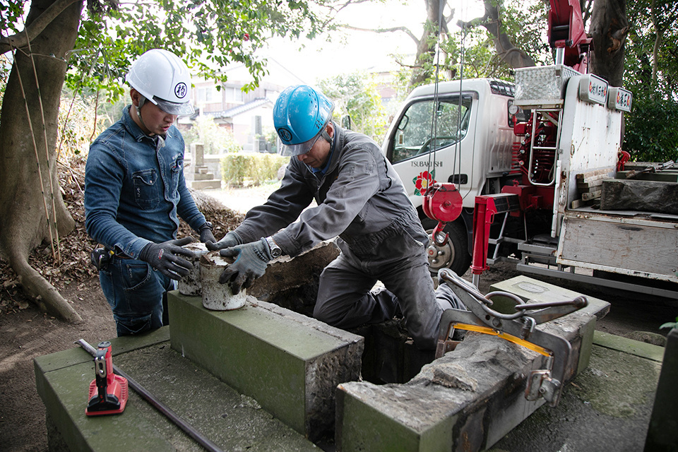 骨壺を取り出す